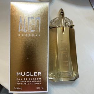 Muffler alien goddess